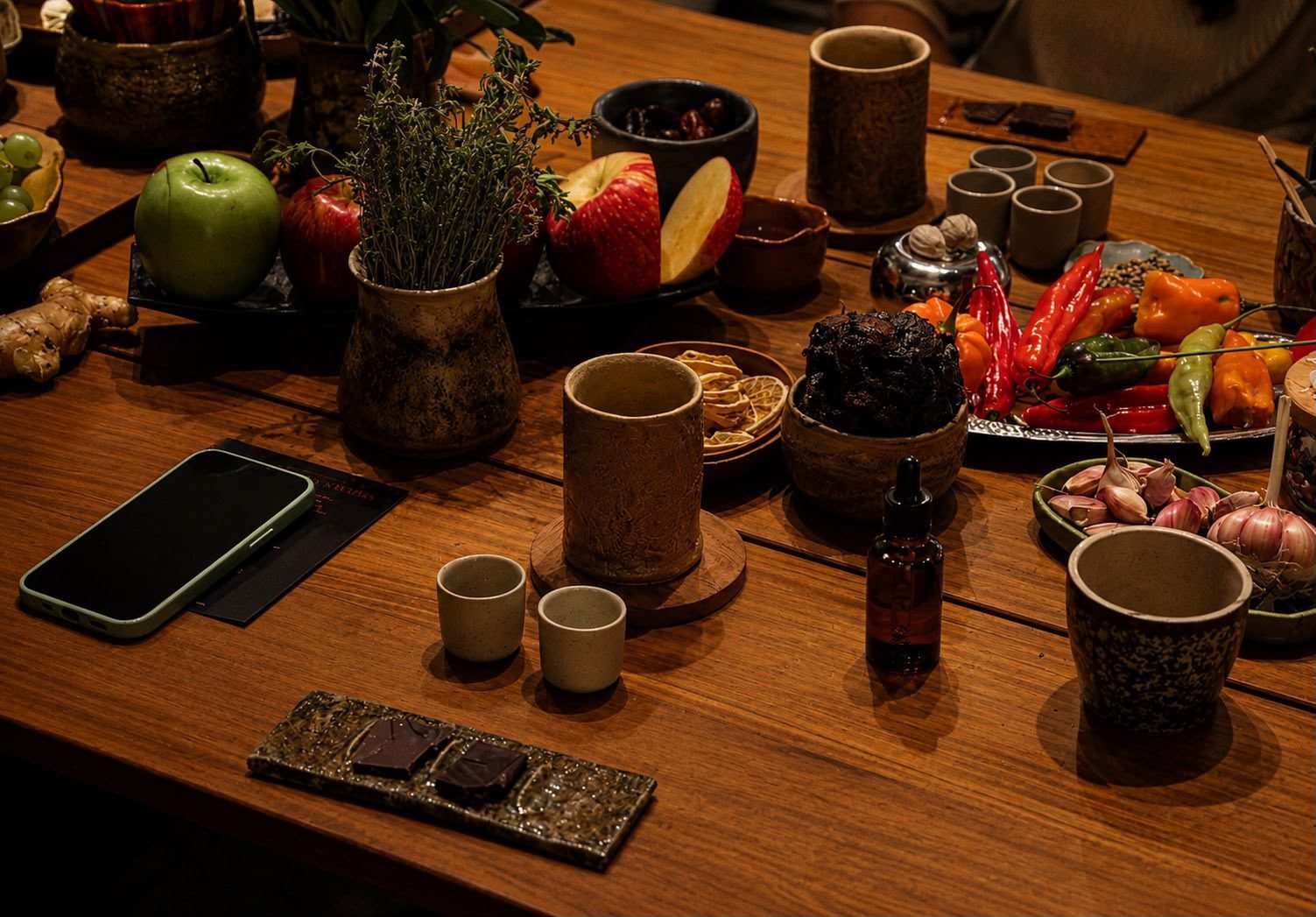 Mesa de cata con insumos y cerámica