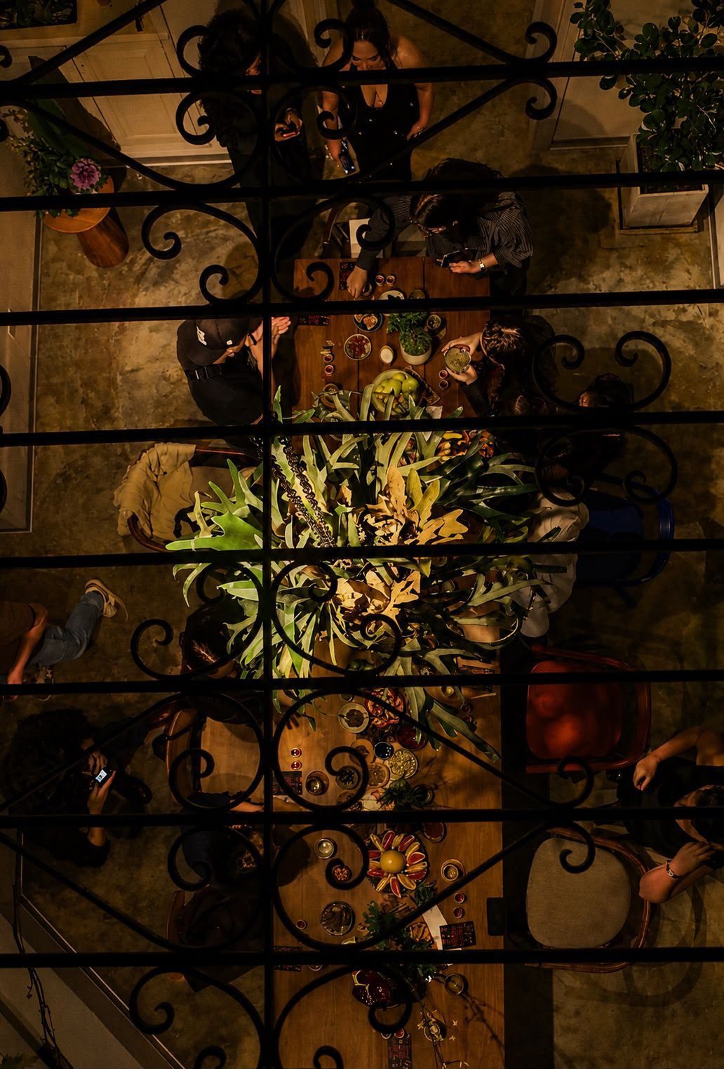 Espacio gastronómico visto desde arriba durante una sesión de trabajo