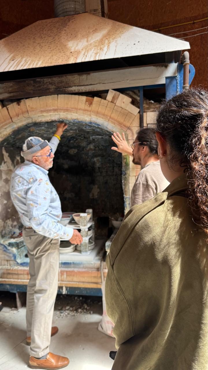 Visita al horno de un taller de cerámica